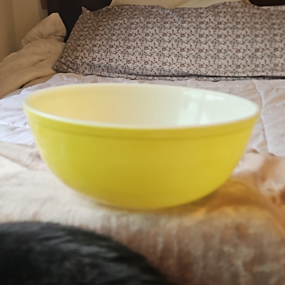 Pyrex Vintage Large 404 4 Quart Yellow Mixing Bowl
